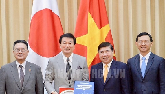 Chairman of the HCMC People’s Committee Nguyen Thanh Phong (2nd, R) and Governor of Chiba Kensaku Morita (3rd, R) in the meeting (Photo: hcmcpv)