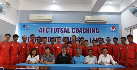 Các thành viên lớp học chụp ảnh lưu niệm. Ảnh: Đoàn Nhật