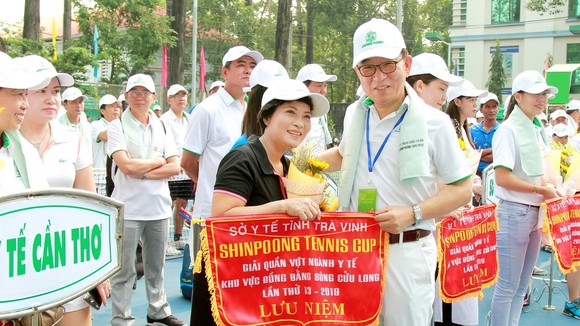 Ông Ryu Jei Man trao cờ lưu niệm cho các đoàn VĐV tham dự tại lễ khai mạc