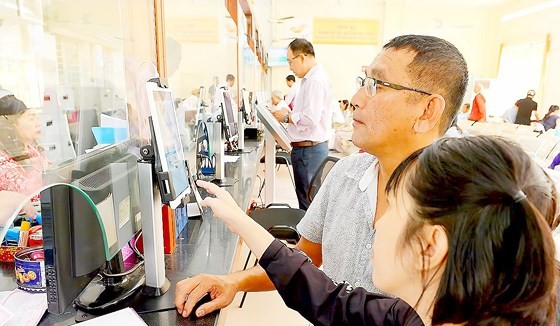 Người dân đánh giá sự hài lòng về cán bộ tại UBND Quận Bình Thạnh. Ảnh: VIỆT DŨNG