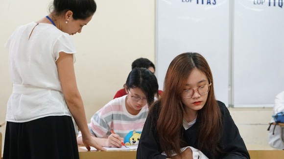 Thí sinh làm thủ tục đăng ký dự thi ở trường THPT Thăng Long, Hà Nội. Ảnh: VIẾT CHUNG