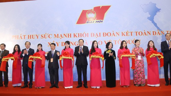 Khai mạc triển lãm trưng bày các hình ảnh của MTTQ Việt Nam trong nhiệm kỳ 2014 - 2019. Ảnh: mattran