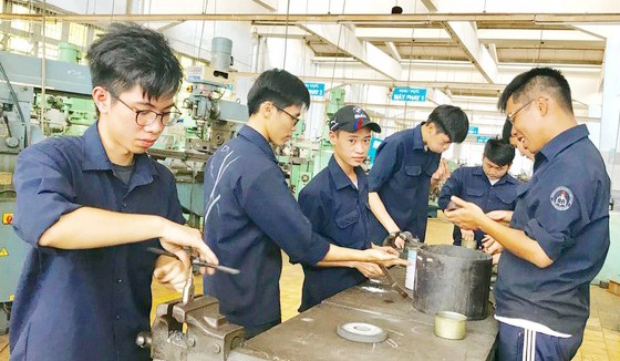 Sinh viên ngành Cơ khí Trường ĐH Sư phạm Kỹ thuật TPHCM trong giờ học thực hành