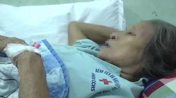 Một trong số các nạn nhân bị ong đốt phải nhập viện cấp cứu
