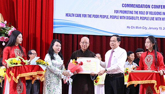 Chairman Ma and Health Minister Tien give certificates of merit to teams and individuals that well contributed to the charitable activities to take care of poor people (Photo: SGGP)