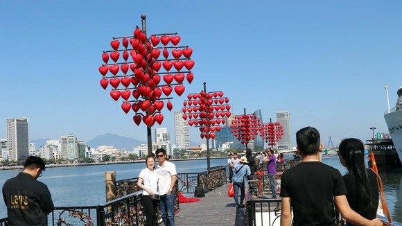From the bridge, tourists can have a full view of Da Nang city on the Han river (Source: VNA)