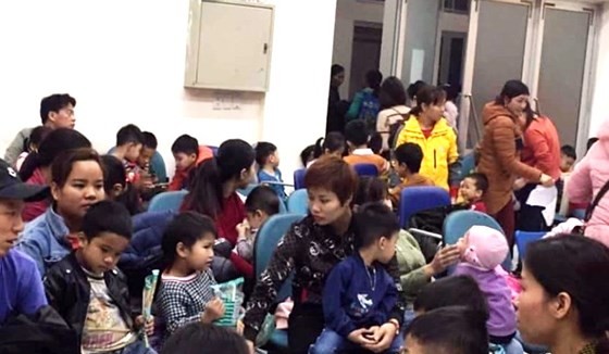 Influx of children and parents seen in hospitals in Hanoi wait for testing (Photo: SGGP)