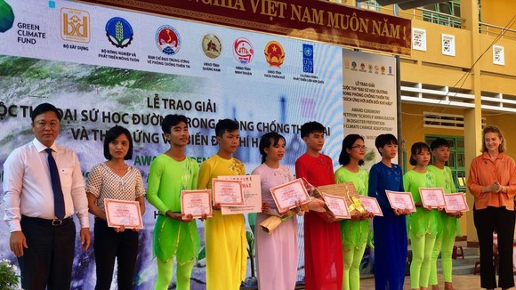 At the award ceremony (Photo: Coutersy of UNDP)