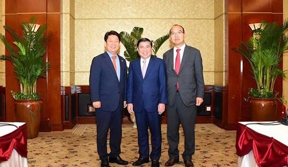 Chairman of Ho Chi Minh City People’s Committee Nguyen Thanh Phong receives Mr. Kwon Young Jin (left) and Mr. Yoon Yong Jin (right) on his visit in Ho Chi Minh City on May 20, 2019 (Photo: hcmcpv)