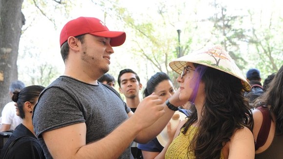 A foreigner wears Vietnamese conical hat. (Photo: VNA)
