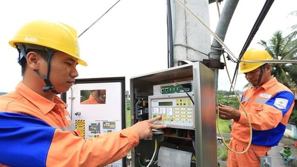 Workers of Quang Ninh Electricity Company under the Northern Power Corporation install data transmission equipment. — VNA/VNS Photo