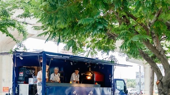 With new food trucks rolled out in districts 1, 2 and 7, HCM City is now offering outdoor dining experiences to both locals and visitors. (Photo courtesy of Pizza 4P’s)