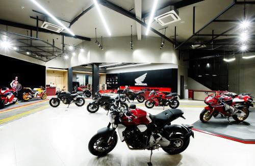 A Honda showroom in HCM City. Members of the Vietnam Association of Motorcycle Manufacturers reported lower sales in the second quarter, but Honda Vietnam says it has introduced new models and versions of motorbikes with larger engines to satisfy domestic