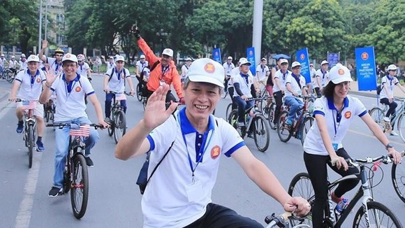 Participants of the ASEAN Family Day 2019 in Hanoi cycle together (Photo: VNA)