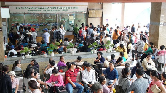 Patients wait to pay medical service fee at HCMC Medicine University Hospital (Photo: SGGP)