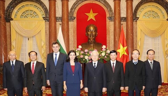 President of Vietnam Nguyen Phu Trong poses with the newly-appointed ambassadors (Photo:VNA)