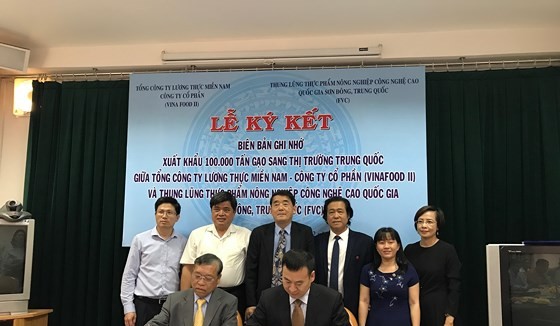 A signing ceremony of Memorandum of Understanding on rice export between the Vietnam Southern Food Corporation and the Food Valley of China