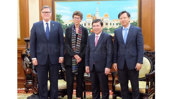 Chairman of the Ho Chi Minh City People’s Committee Nguyen Thanh Phong welcomed Norwegian Ambassador to Vietnam Grete Lochen (Photo:hcmcpv)