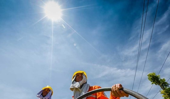 People avoid to spend between 11am to 4pm outside in these hot days