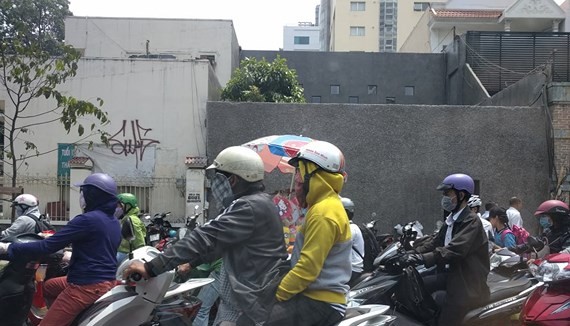 This heatwave is expected to last until April 27 or 28. (Photo:Huyen Huong)