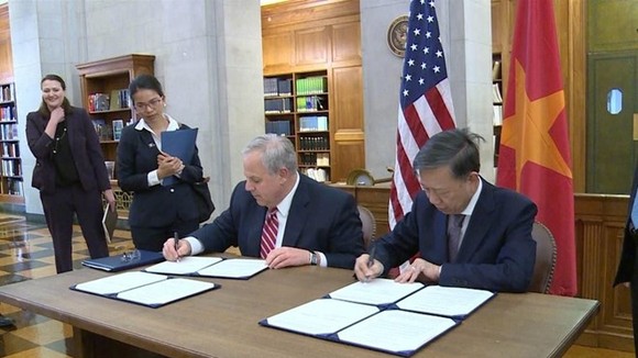 Minister of Public Security, Gen. To Lam (R) and Secretary of the US Department of the Interior Davis Bernhardt (Source: VNA)