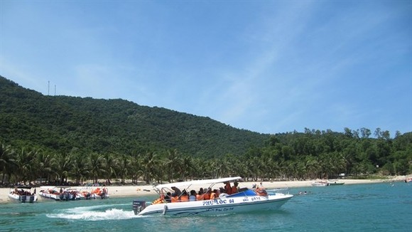 A boat docks on a beach off the Cham Islands. The world biosphere reserve is vulnerable to mass tourism with overloaded boats and logistics demands. (Photo: VNA)