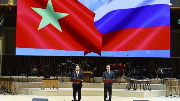 Vietnamese Prime Minister Nguyen Xuan Phuc (left) and his Russian counterpart Dmitry Medvedev speak at the launching ceremony. (Photo: VNA)