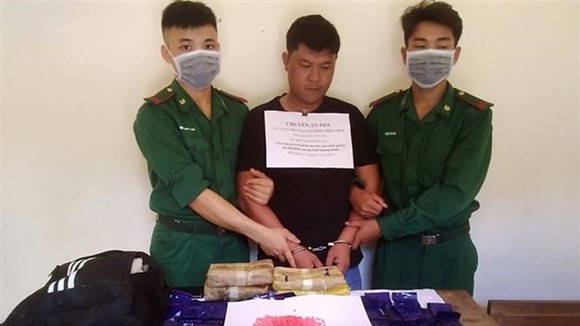 The arrested Lao national and seized exhibits (Photo: VNA)