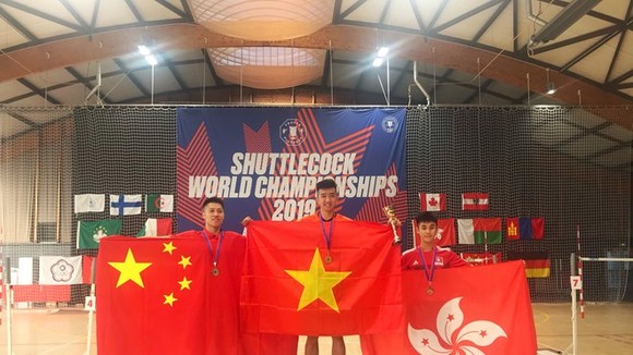 Vietnamese Ho Phuoc Sang (M) easily beat his Chinese rival 2-0 in the men’s singles to reclaim the title he won two years ago in Hong Kong. (Photo: VNA)
