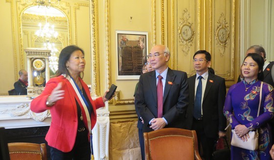 Mayor of the 8th arrondissement of Paris Ms. Jeanne D’hauteserre talks with the delegation of National Assembly of Ho Chi Minh City