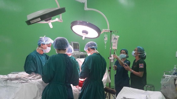 Các bác sĩ đang tiến hành phẫu thuật