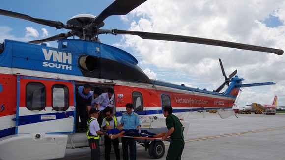 Trực thăng vận chuyển chiến sĩ K. từ huyện đảo Trường Sa về đất liền. Ảnh: TRẦN CHÍNH