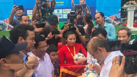 Ông Park Hang-seo đến người hâm mộ Quảng Ngãi