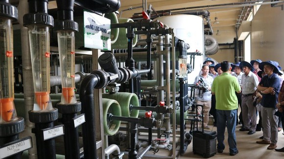 Cán bộ, công chức phụ trách lĩnh vực môi trường 15 phường ở quận 4, TPHCM tìm hiểu về công nghệ và quy trình vận hành xử lý nước rỉ rác tại Công ty VWS