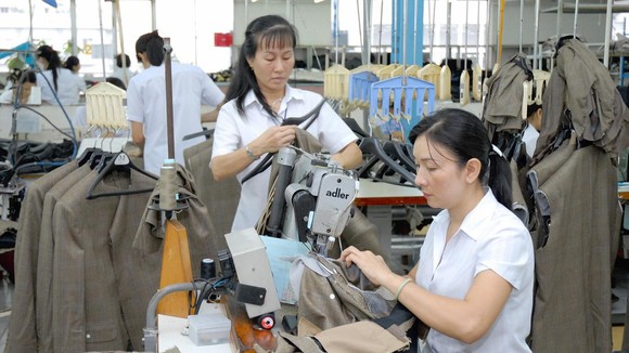 May veston xuất khẩu tại một đơn vị. Ảnh: THÀNH TRÍ