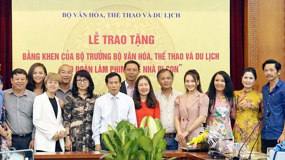 Đoàn làm phim Về nhà đi con tại lễ trao bằng khen