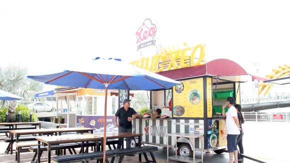 Trưng bày gian hàng chợ đêm và phố đi bộ Bạch Đằng
