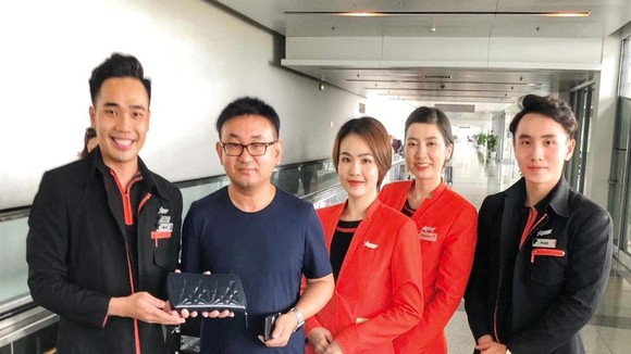 Tổ tiếp viên Jetstar Pacific trao trả số ngoại tệ trị giá trên 125 triệu đồng cùng tài sản giá trị của hành khách bỏ quên trên máy bay