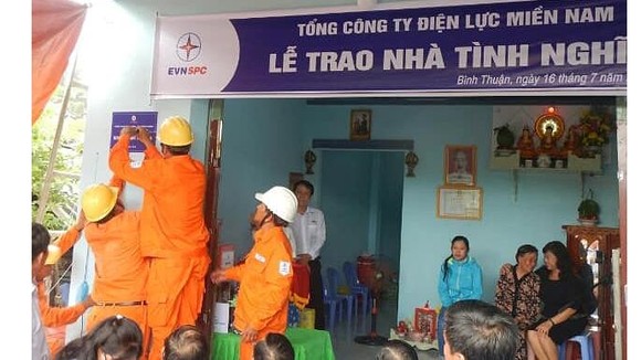 Điện lực miền Nam tổ chức buối lễ gắn bảng và trao nhà tình nghĩa cho gia đình bà Huỳnh Thị Thanh.