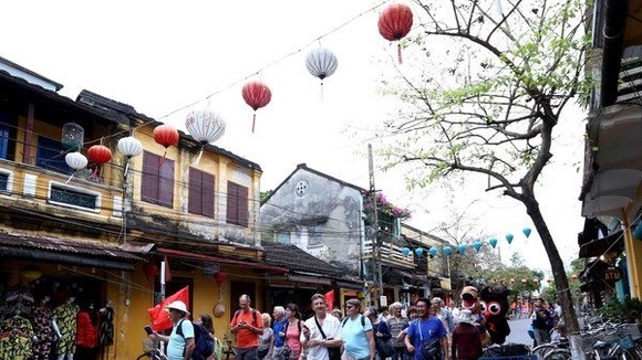 International tourists visit Hoi An ancient city in Vietnam's central province of Quang Nam (Photo: VNA)
