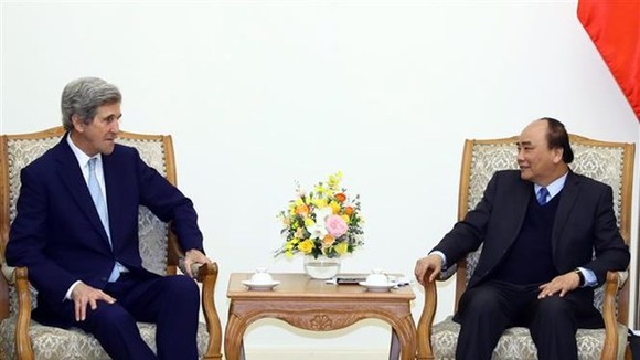 Prime Minister Nguyen Xuan Phuc (R) and former US Secretary of State John Kerry (Source: VNA)