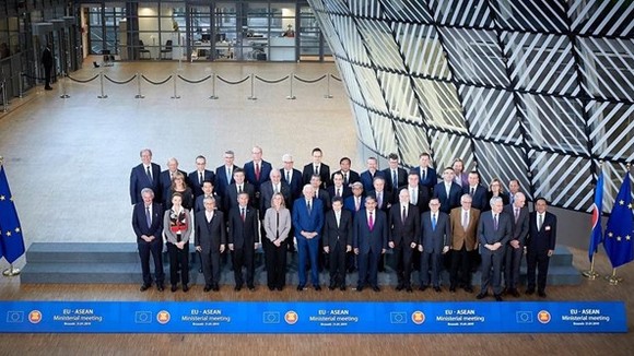 Officials pose for a photo at the 22nd ASEAN-EU Ministerial Meeting in Brussels on January 21 (Source: VNA)