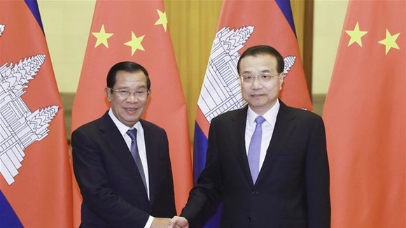 Chinese Premier Li Keqiang (R) holds talks with visiting Cambodian Prime Minister Samdech Techo Hun Sen in Beijing, China (Photo: Xinhua)