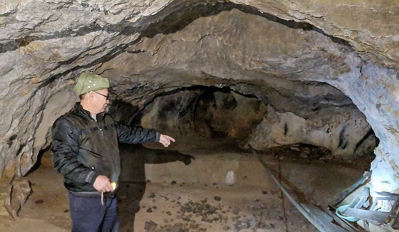 Mr. Nguyen Van Binh at Den Mau cave in Dong Dang, Lang Son province. The cave was the shelter of over 500 residents in 1979 when Chinese troops invaded Vietnam (Photo: SGGP)