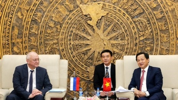 Vietnamese Government Inspector General Le Minh Khai (R) and Alexander Anikin, Deputy Head of the Anti-Corruption Department of the Russian President at their meeting in Hanoi on February 18 (Photo: Vietnamese Government Inspectorate)
