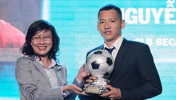 Deputy chairman of HCMC People’s Committee Nguyen Thi Thu at the awarding ceremony of the Golden Ball Awards 2018