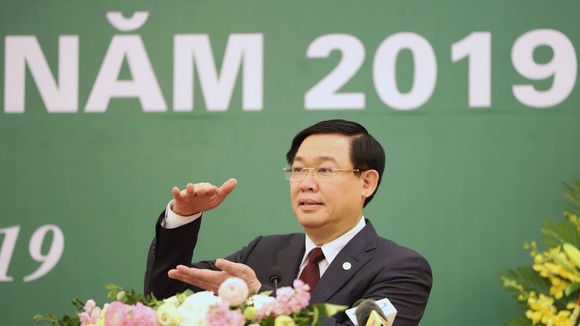 Deputy Prime Minister Vuong Dinh Hue speaks at the meeting of the State Securities Commission of Vietnam in Hanoi on February 22 (Photo: VGP)