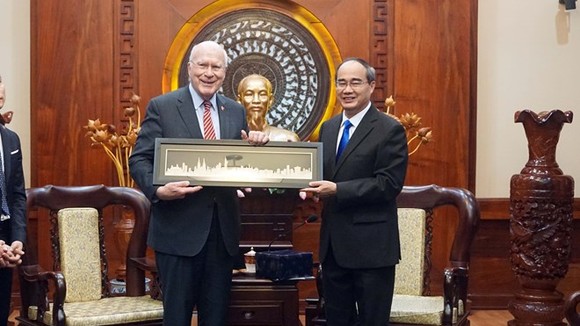 Politburo member and Secretary of the Ho Chi Minh City Party Committee Nguyen Thien Nhan (R) presents a keepsake to US Senator Patrick Leahy, Vice Chair of the Senate Committee on Appropriations (Photo: VNA)
