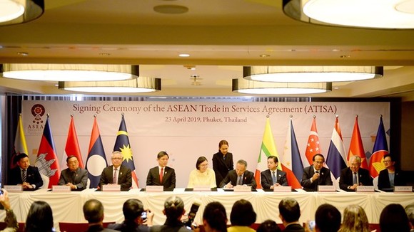 At the signing ceremony of the ASEAN Trade in Services Agreement (Photo: VNA)