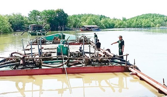 Border army force deters an illegal sand mining case in Can Gio in March 2019 (Photo: SGGP)